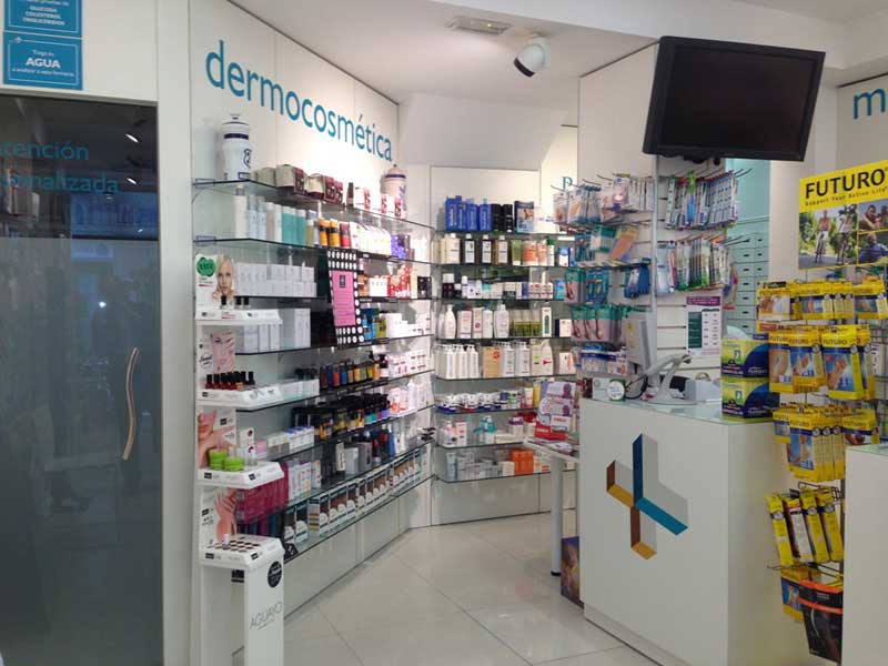 Farmacia Pavia artículos de dermocosmética exhibidos